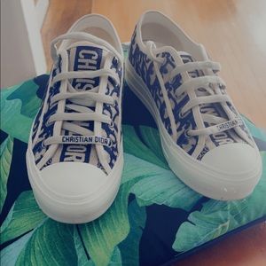 Christian Dior size 7 1/2 Navy blue and white